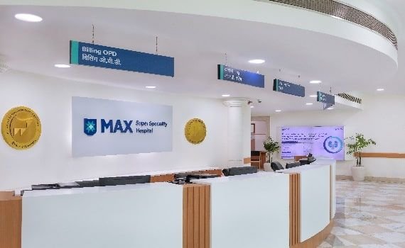 max_hospital_saket_reception-min3